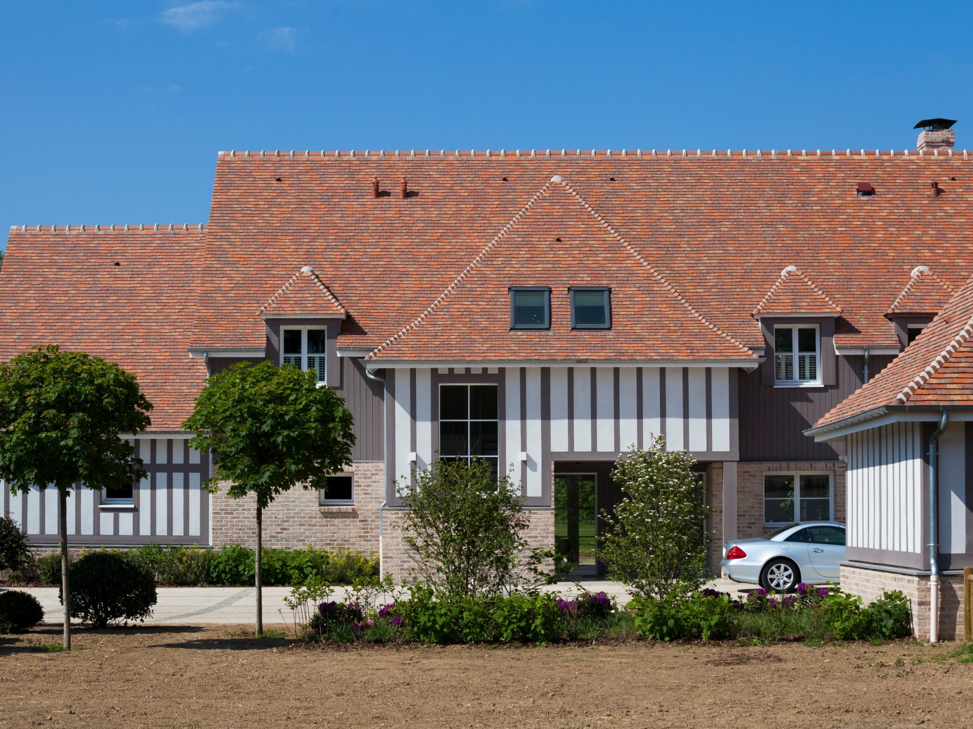 Maison individuelle avec un seul étage. 525 Avenue Marc de la Haye 27100 LE VAUDREUIL. Tuile Koramic Aléonard Patrimoine, Pontigny Rouge de Mars, Ocré lichen, Vert de Lichen, Rouge flammé.