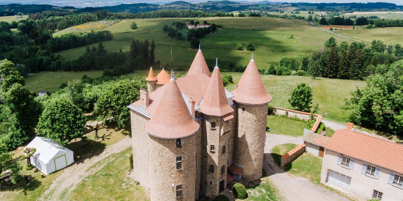 Château de Montfort (63) rénové par l'entreprise Geneste-Nailler avec les tuiles Aléonard Saint-Vincent Rectangulaire Rouge ardent