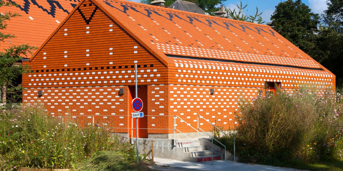 Rénovation de la Salle Prévost à Santes avec les tuiles Koramic Tempête 44 Rouge et Noir émaillée, les tuiles Plate 301 Blanc émaillé et les briques Terca Coquelicot